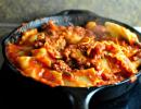 A simple recipe: lazy lasagna in a frying pan Lasagna with minced meat in a frying pan
