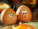 Разбивать яйца и жарить яичницу