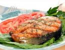 Salmon in foil cooking recipes Salmon with tomatoes in the oven