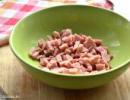 Bean salad with ham and cheese - healthy and rich