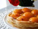 Пирог из слоеного теста с абрикосами