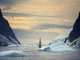अंटार्कटिका पिघल रहा है: वैज्ञानिकों ने हजारों पिघले पानी की झीलों की उपस्थिति के बारे में बात की